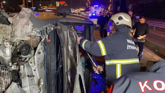 Bariyerlere çarpan hafif ticari araç devrildi