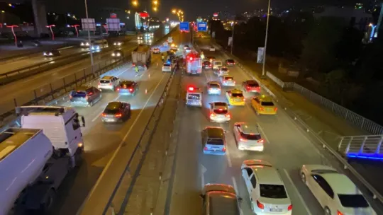 Bariyerlere çarpan hafif ticari araç devrildi