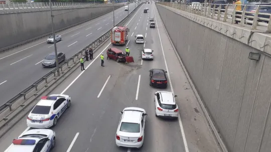 Bariyerlere çarpan otomobil hurdaya döndü!