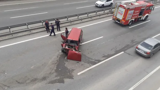 Bariyerlere çarpan otomobil hurdaya döndü!
