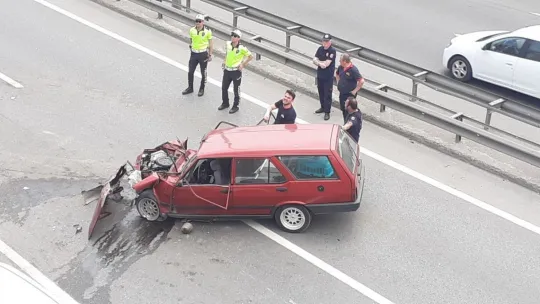 Bariyerlere çarpan otomobil hurdaya döndü!