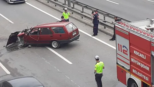 Bariyerlere çarpan otomobil hurdaya döndü!