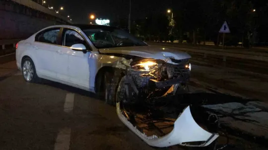 Bariyerlere çarpan otomobil yolun ortasında durabildi