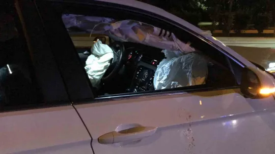 Bariyerlere çarpan otomobil yolun ortasında durabildi