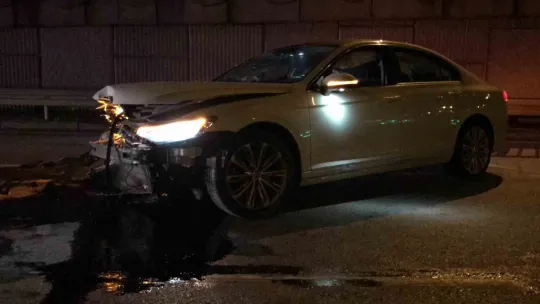 Bariyerlere çarpan otomobil yolun ortasında durabildi