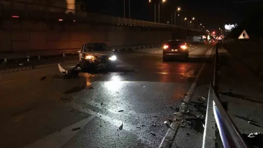 Bariyerlere çarpan otomobil yolun ortasında durabildi