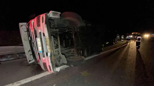 Bariyerlere çarpıp, 70 metre sürüklendi