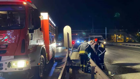 Bariyerlere saplanan otomobilden burnu kanamadan çıktı