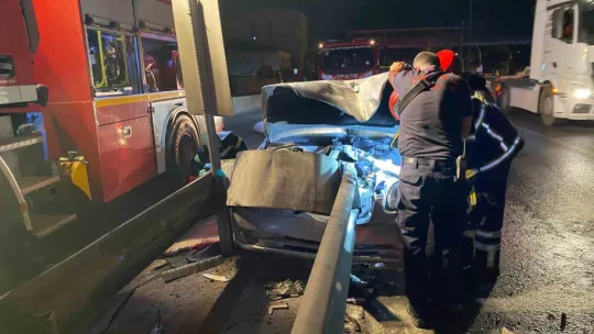 Bariyerlere saplanan otomobilden burnu kanamadan çıktı