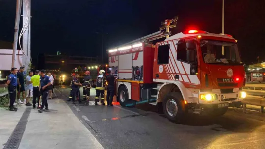 Bariyerlere saplanan otomobilden burnu kanamadan çıktı