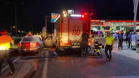 Bariyerlere saplanan otomobilden burnu kanamadan çıktı