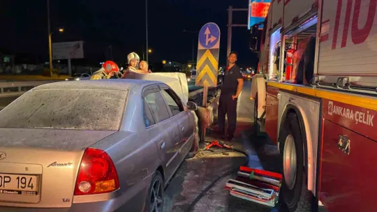 Bariyerlere saplanan otomobilden burnu kanamadan çıktı