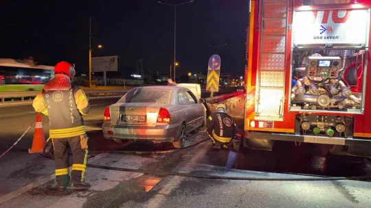 Bariyerlere saplanan otomobilden burnu kanamadan çıktı