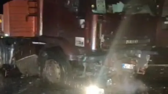 İzmit'te bariyerleri aşan tır karşı şeritte durabildi