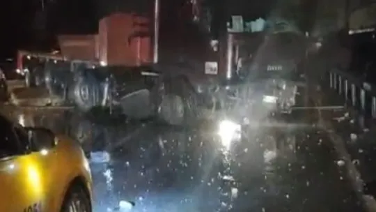İzmit'te bariyerleri aşan tır karşı şeritte durabildi
