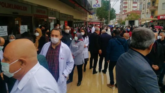 Başhekim çalıştığı hastaneden gözyaşlarıyla uğurlandı