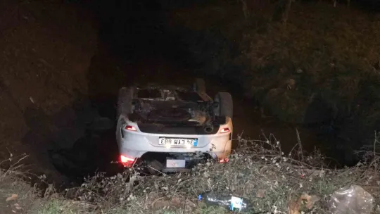 Manevra yapan otomobil dereye uçtu