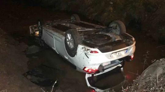 Manevra yapan otomobil dereye uçtu