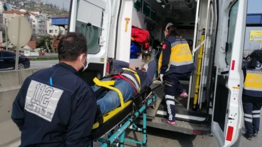 Başka bir aracın sıkıştırdığı otomobil bariyere çarptı: 1 yaralı
