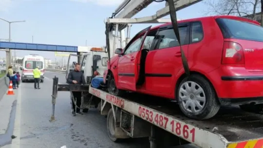 Başka bir aracın sıkıştırdığı otomobil bariyere çarptı: 1 yaralı