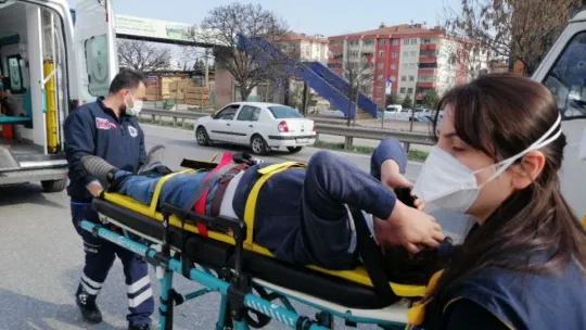 Başka bir aracın sıkıştırdığı otomobil bariyere çarptı: 1 yaralı
