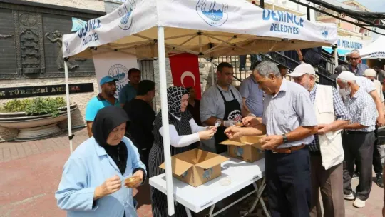 Uzun zamandır ortalarda görünmeyen Başkan Aygün aşure dağıttı