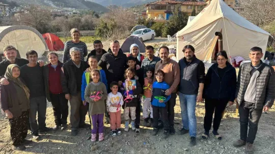 Başkan Büyükakın, depremzede çocukların yüzünü hediyelerle güldürdü