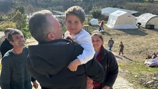 Başkan Büyükakın, depremzede çocukların yüzünü hediyelerle güldürdü