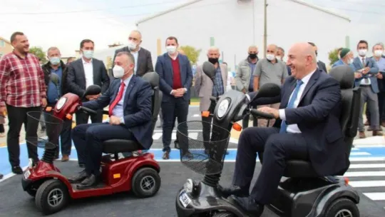 Başkan Büyükakın: 'İki tane heykeli açmak için 2 genel başkan, 4 büyükşehir belediye başkanı çağırıyorlar'