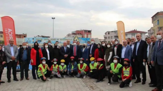 Başkan Büyükakın: 'İki tane heykeli açmak için 2 genel başkan, 4 büyükşehir belediye başkanı çağırıyorlar'