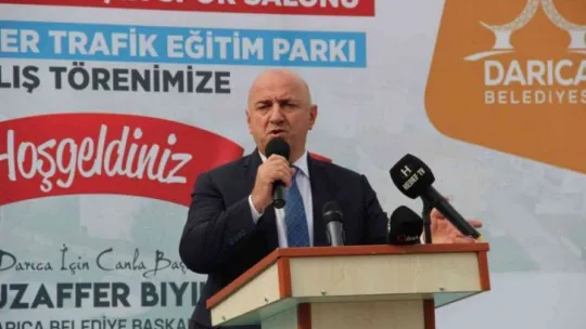 Başkan Büyükakın: 'İki tane heykeli açmak için 2 genel başkan, 4 büyükşehir belediye başkanı çağırıyorlar'