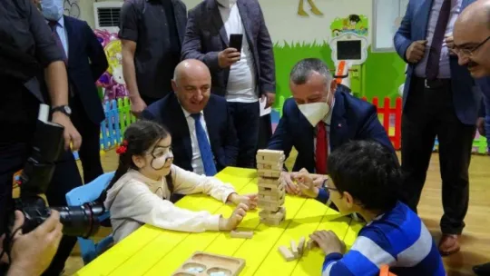 Başkan Büyükakın: 'İki tane heykeli açmak için 2 genel başkan, 4 büyükşehir belediye başkanı çağırıyorlar'