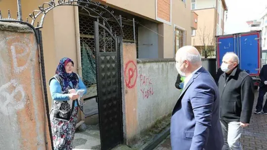 Başkanın işi maske dağıtmak mı?