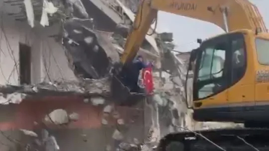 Bayrak hassasiyeti yıkımı durdurdu