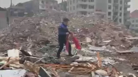 Bayrak hassasiyeti yıkımı durdurdu