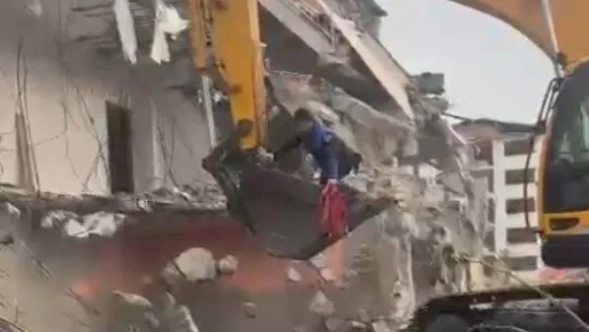 Bayrak hassasiyeti yıkımı durdurdu
