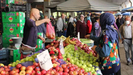 Bayram alışverişi pazarda adım atacak yer bırakmadı