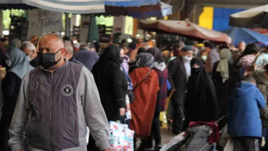 Bayram alışverişi pazarda adım atacak yer bırakmadı