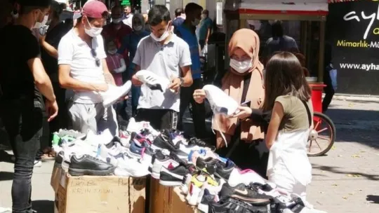 Bayram alışverişinde sosyal mesafe ve maske unutuldu