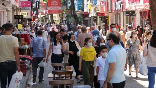 Bayram alışverişinde sosyal mesafe ve maske unutuldu