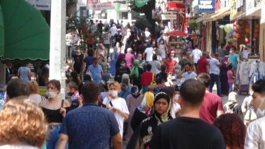 Bayram alışverişinde sosyal mesafe ve maske unutuldu