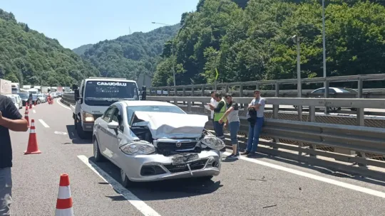 Bayram dönüş trafiğinde 7 araç birbirine girdi