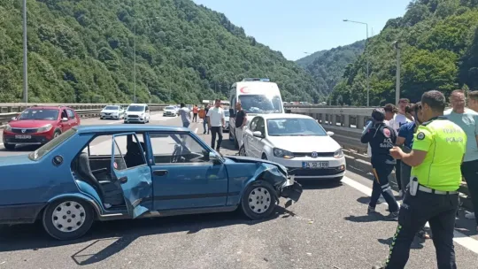 Bayram dönüş trafiğinde 7 araç birbirine girdi