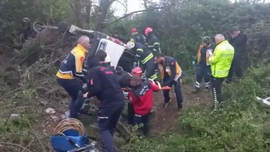 TEM'de minibüs devrildi: 13 yaralı