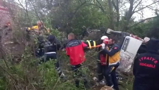 TEM'de minibüs devrildi: 13 yaralı