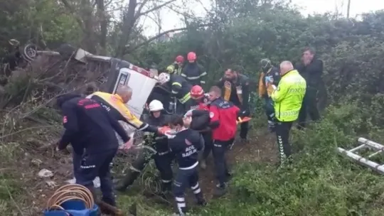 TEM'de minibüs devrildi: 13 yaralı