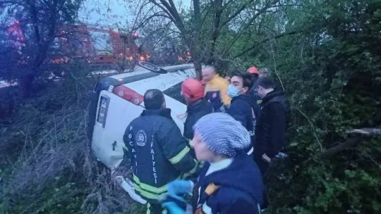 TEM'de minibüs devrildi: 13 yaralı