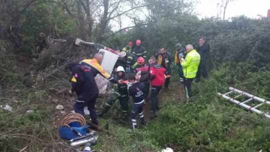 TEM'de minibüs devrildi: 13 yaralı