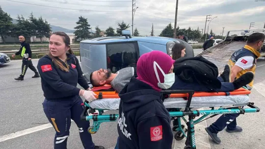 Bayram ziyaretine giden ailenin bulunduğu araç yan yattı