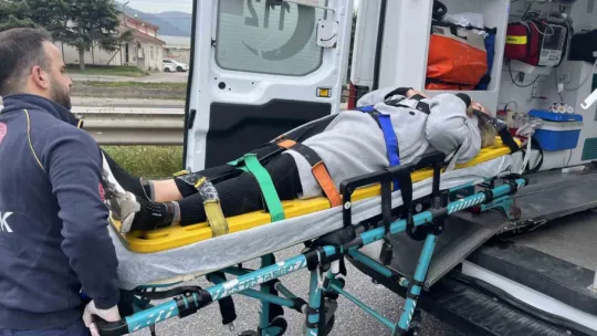 Bayram ziyaretine giden ailenin bulunduğu araç yan yattı
